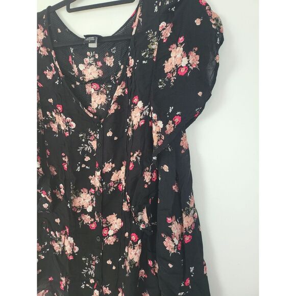 Torrid Blouse 2X Womens Plus Size Black Floral Cap Sleeve Button Front V Neck - Picture 2 of 9